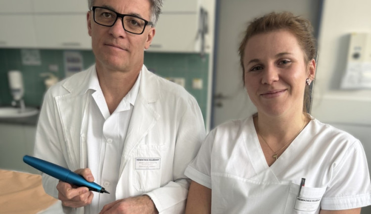 Pomoc za pár sekund. Pelhřimovská nemocnice nabízí ošetření speciálním perem