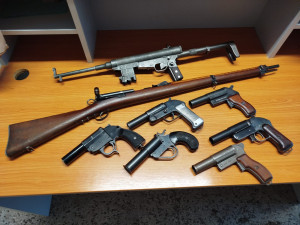 Muž vzal torzo granátu a nakráčel si na trutnovskou policejní služebnu