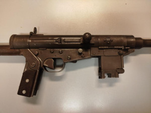 Muž vzal torzo granátu a nakráčel si na trutnovskou policejní služebnu