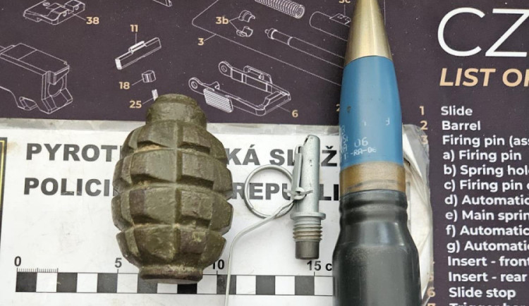 Muž vzal torzo granátu a nakráčel si na trutnovskou policejní služebnu