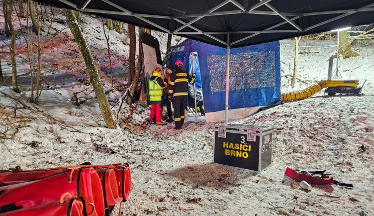 Muž uvízl v nepřístupné jeskyni na Blanensku, hasiči se ho snaží dostat ven