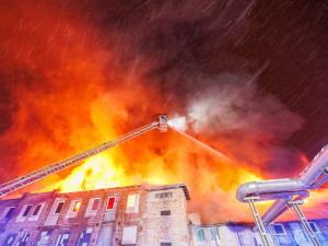 V Trutnově hořela neobývaná budova, škoda je asi deset milionů korun