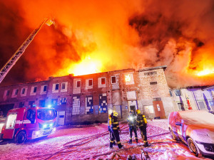 V Trutnově hořela neobývaná budova, škoda je asi deset milionů korun