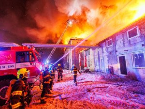 V Trutnově hořela neobývaná budova, škoda je asi deset milionů korun