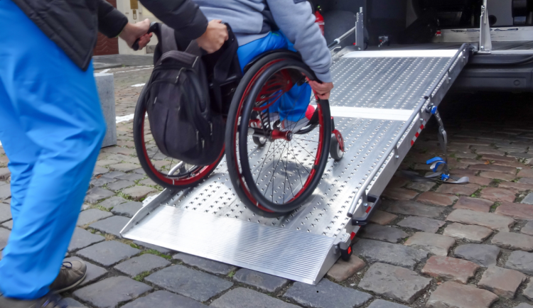 Kraj odstartoval rozvoj osobních asistentů. Pomáhají nemocným zůstat v přirozeném prostředí