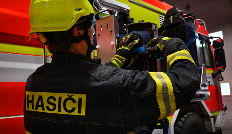 Ve Žďáru nad Sázavou hořel panelový dům. V noci muselo do mrazu třináct lidí