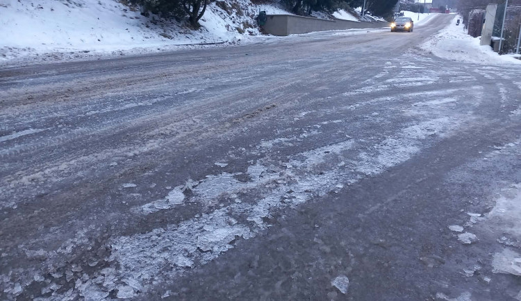 Ledovka pokryla i silnice na Vysočině. U Chotěboře boural autobus s 11 cestujícími