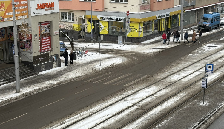 Ledovka ráno zkomplikovala dopravu na jižní Moravě, problémy měly autobusy
