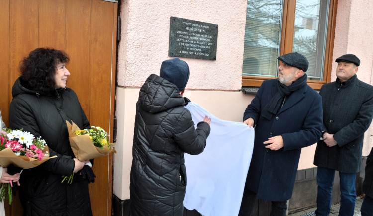 Legenda českého skautingu Miloš Zapletal má na rodném domě v Prostějově pamětní desku