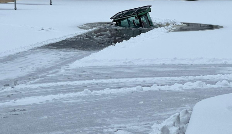 Další těžký stroj pod ledem. V přístavu v Českém Vrbném se propadnul traktor