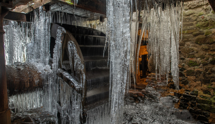 FOTO: Jedinečný vodní hamr se proměnil v království rampouchů