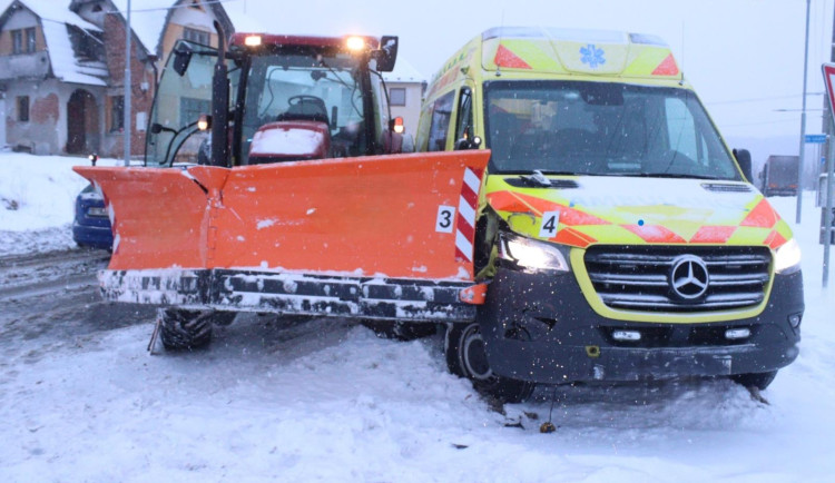 Při nehodě sanity a traktoru s radlicí byla zraněna zdravotnice, policie hledá svědky