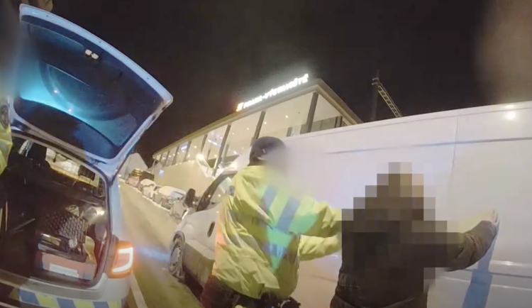 VIDEO: Opilý řidič narazil v Praze do sloupu veřejného osvětlení, zhasla celá ulice