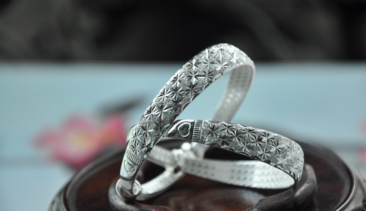 Cizinci v Turnově vyloupili zlatnictví. Dokonce dvakrát za jednu noc