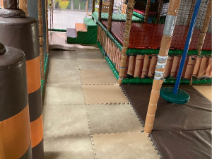 Prodám dětské hřiště i s tobogánem. Inzerát hradeckého centra zaskočil internet