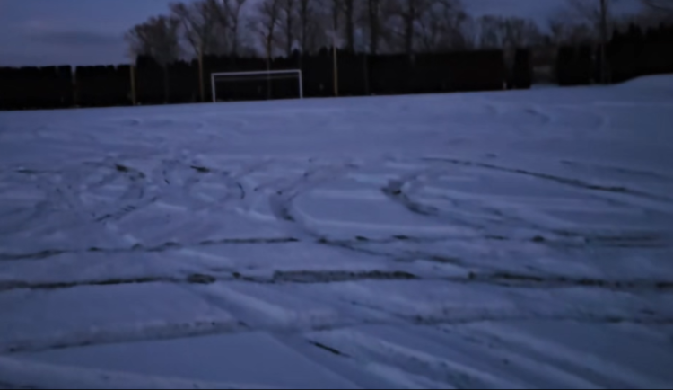 Hřiště jako parkoviště. Lysovice pátrají po řidiči černého Golfu a nabízí odměnu
