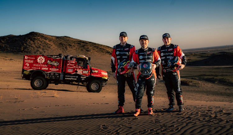 FOTO: O triumf mezi kamiony na Dakar Rally bojuje spolujezdec Křípal z Kamenice