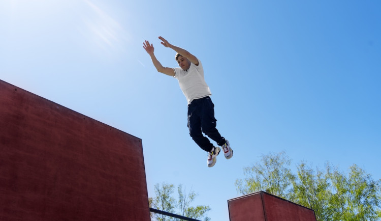 Skok, skluz, výhra. Forum Pardubice zažije parkourovou show