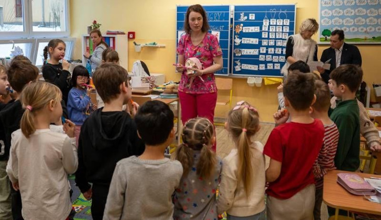 Karlovarský kraj učí děti správné péči o zuby. Do projektu se zapojily tisíce žáků