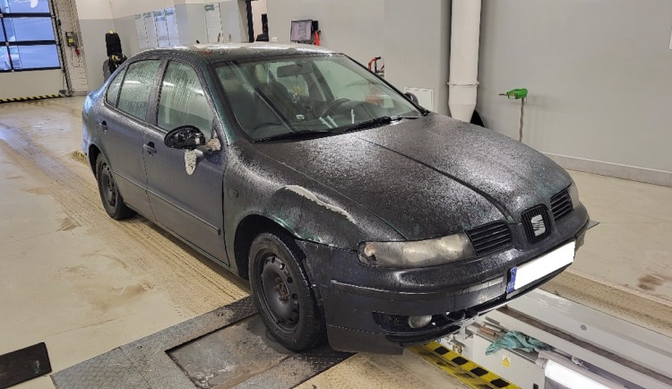 Policisté v Jindřichově Hradci zastavili pojízdný vrak. Kontrola odhalila 21 závad