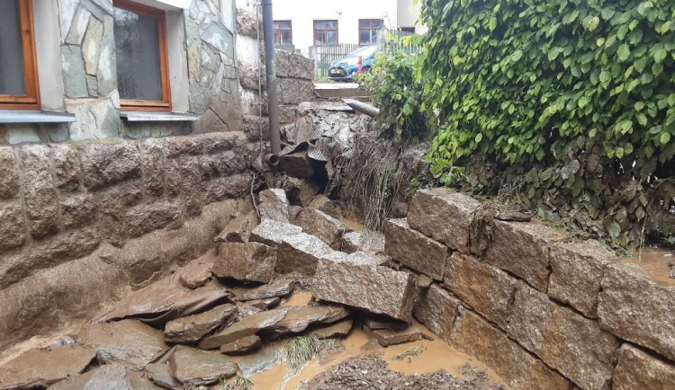 Dalešicemi se prohnala blesková povodeň. Kraj v obci projednával navržená opatření