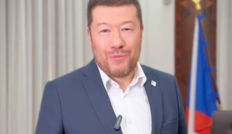 Okamura odstranil ze své sněmovní kanceláře vlajku Evropské unie, má teď dvě české