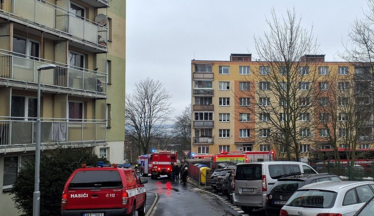 Požár bytu v Sokolově, lidé byli evakuováni