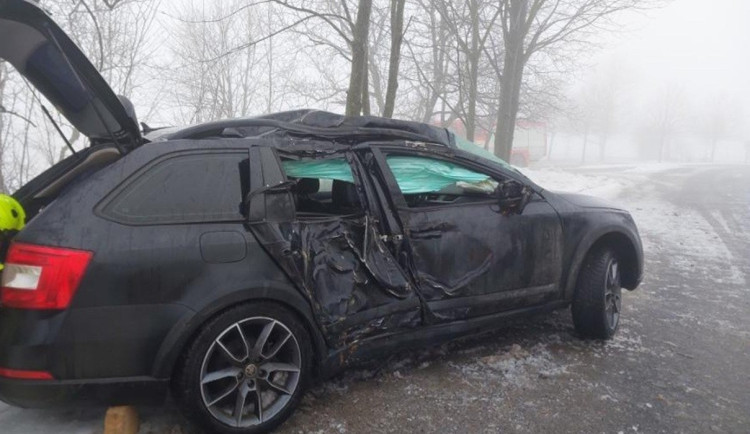 Mladý řidič dostal smyk a narazil do stromu, zranil se on i tři spolucestující