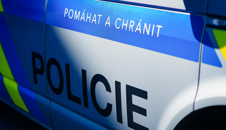 Partnerské neshody vyústily v potyčku. Ze zastávky si žena odnesla boule