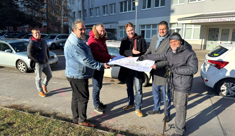 Díky vytrvalosti a jednoduchému nápadu místního občana vznikne více parkovacích míst