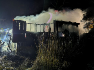 Plameny zničily chatu v hradecké osadě, hasičům se konstrukce bortila před očima