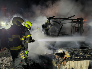 Plameny zničily chatu v hradecké osadě, hasičům se konstrukce bortila před očima