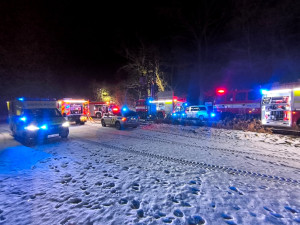 Plameny zničily chatu v hradecké osadě, hasičům se konstrukce bortila před očima