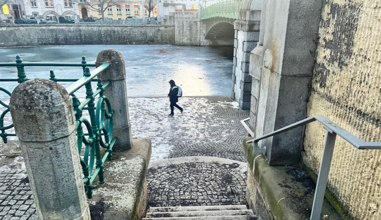 Led se na Hradecku mění v nebezpečnou past, hasiči varují před oblevou