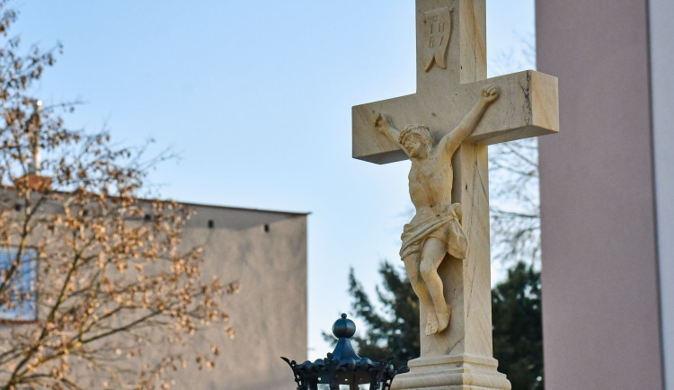 Historie v srdci Hradce Králové: Rekonstrukce 160 let starého křížku ve Farářství