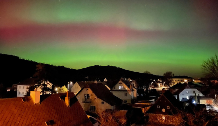 Nebeská nádhera na Hané i na severu kraje: fotky polární záře zaplavily internet