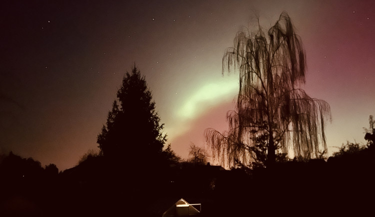 FOTO: Prahu překvapila polární záře, viděli ji z celého města