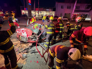 Podruhé se narodil, řidiče vytáhli ze sešrotovaného auta v Hradci na Slezském hasiči