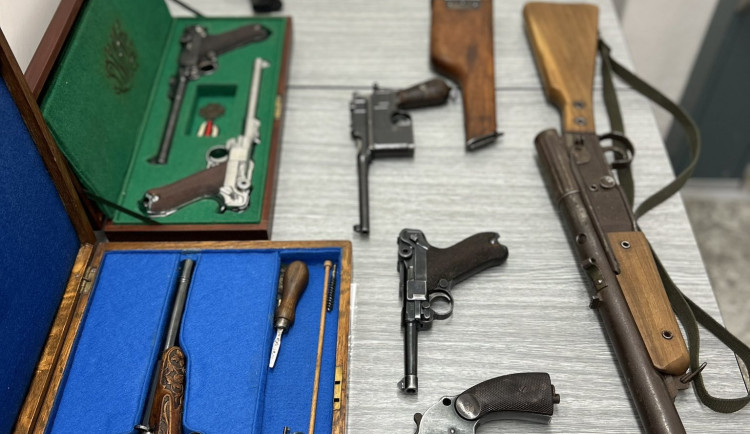 Milionový poklad z války. Policisté v Budějovicích narazili na unikátní karabinu