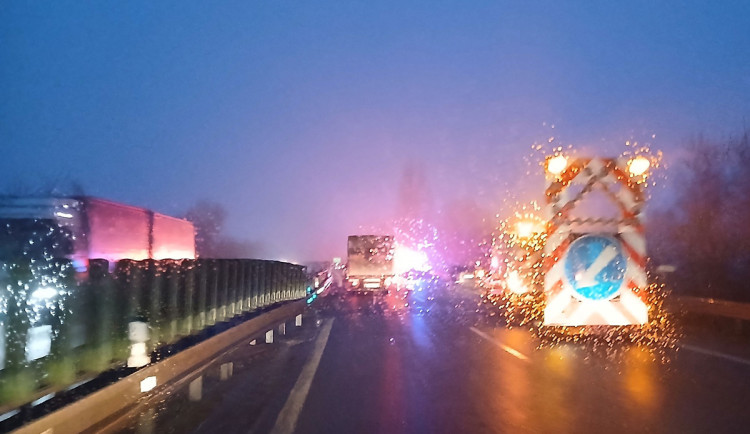 Hromadná nehoda u Hněvotína i havárie na dálnici. Ledovka zaskočila řidiče