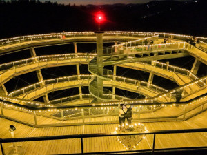 Stezka korunami stromů se rozsvítí ve velkém. Připravuje Světelné zimní hry