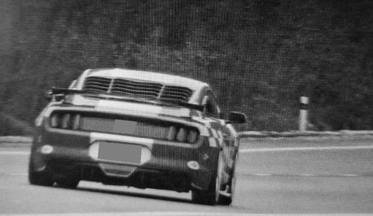 Řidič v Mustangu uháněl po silnici 184 kilometrů v hodině. Na místě přišel o řidičák