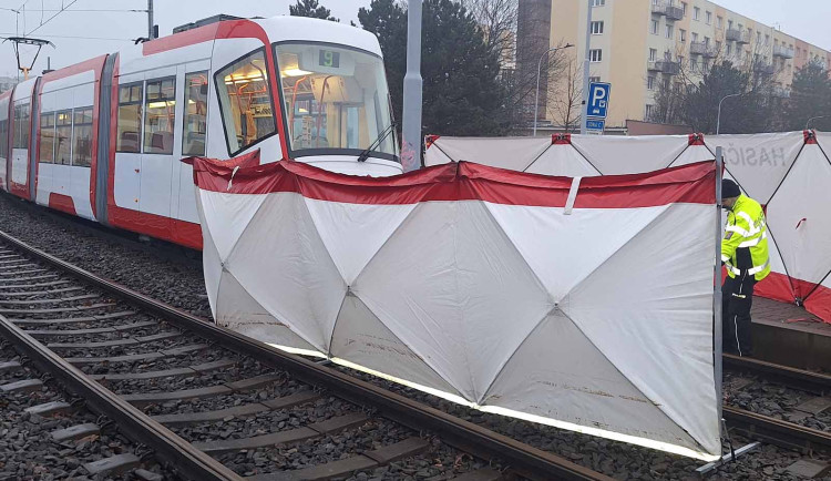 Srážku s tramvají na Lesné nepřežil čtyřicetiletý muž. Policisté hledají svědky