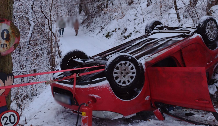 FOTO: Počasí komplikuje provoz. U Šemnice na Karlovarsku zemřel po nehodě řidič auta