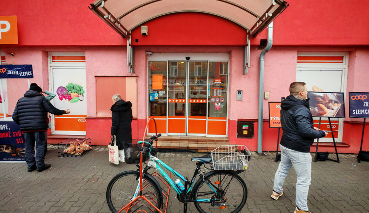 Proti vejcím z otřesných podmínek. Obránci zvířat protestovali před obchodem v Litovli