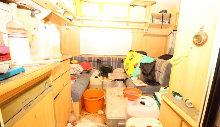 Při razii na jihu Moravy našli celníci drogy, zbraně i kradená elektrokola