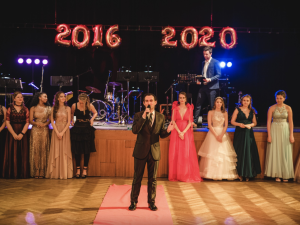 Doplaťte desítky tisíc, nebo dítě nepůjde k maturitě. Rodiče popisují praktiky školy Sion