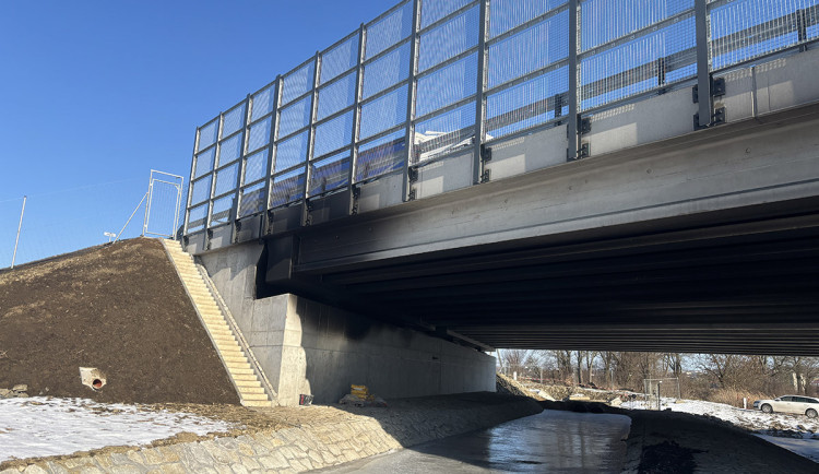 Sabotér se vrátil k D1 u Přerova. Pod mostem založil i požár