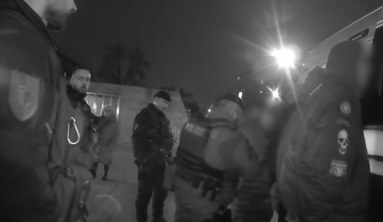 VIDEO: Skinheadi se mezi sebou poprali u hlavního nádraží, nelíbili se jim nášivky