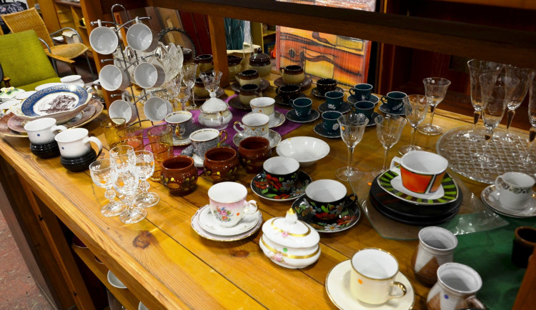 Jihlava má Útulek věcí: Vloni zachránil 13,6 tuny věcí i tisíce skleniček